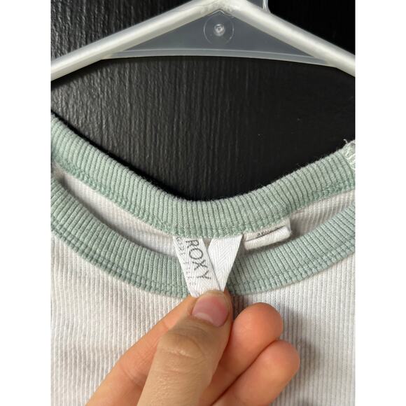 Roxy Raglan Baby Tee Women’s Medium Green White Ribbed Surf Graphic Top - Picture 2 of 4